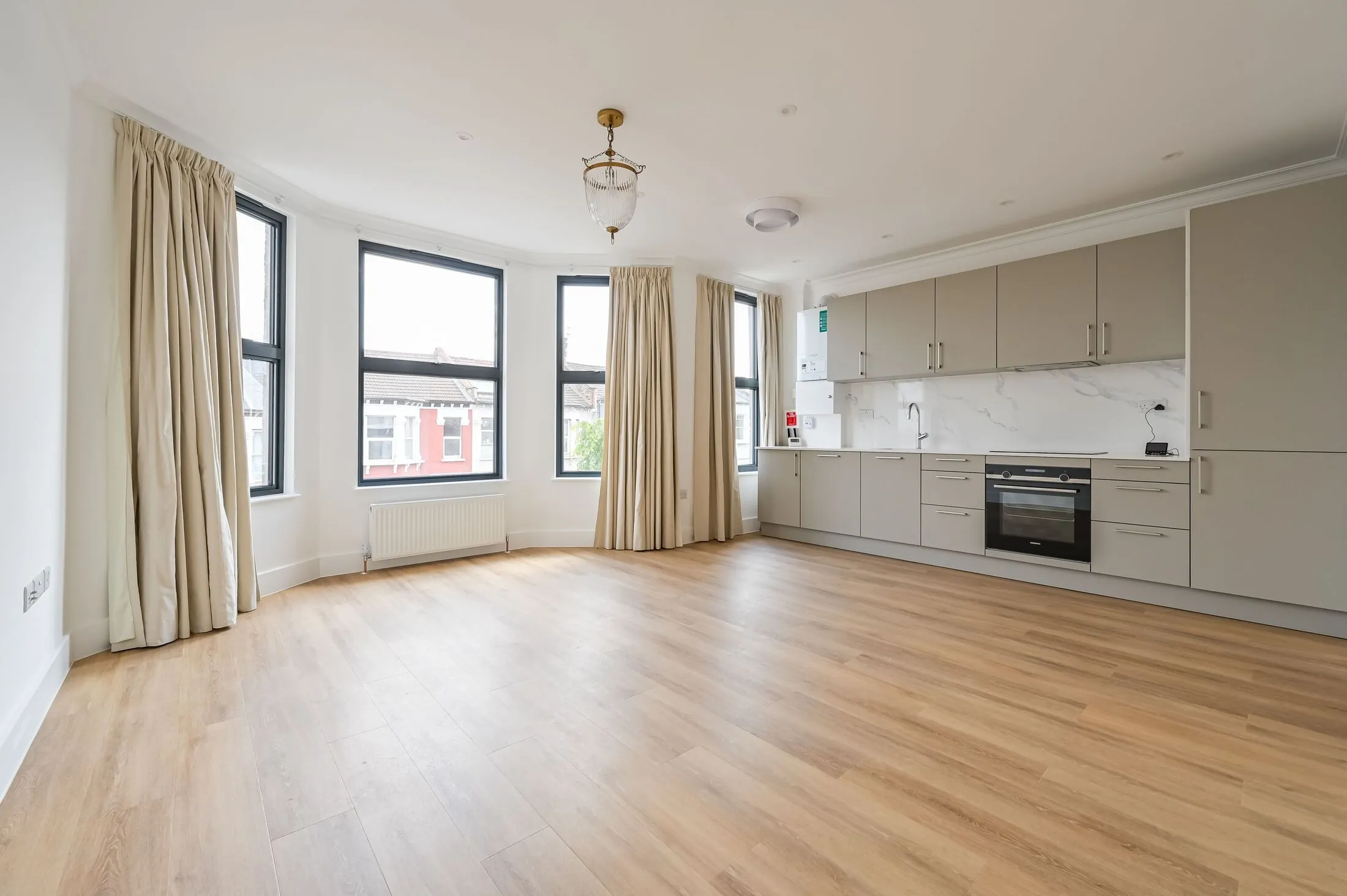 Flat Wightman Road in Greater London
