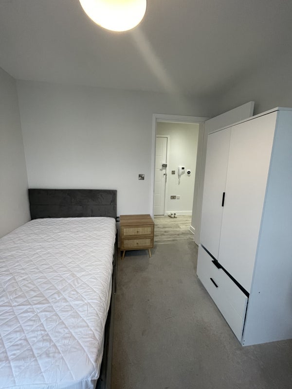 Room Cumberland Road in Bristol