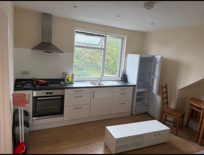 Flat Melville Gardens in Greater London
