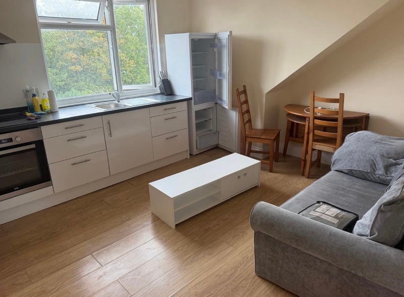 Flat Melville Gardens in Greater London