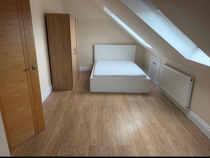Flat Melville Gardens in Greater London