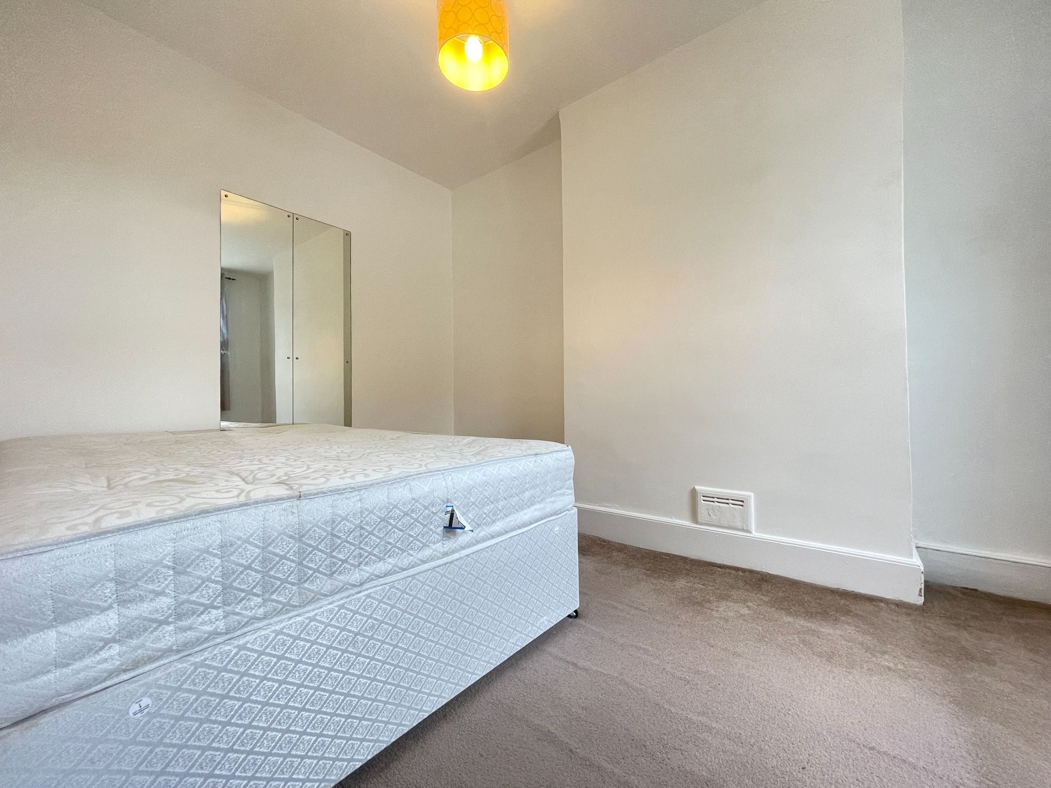 Flat Belton Road in Greater London