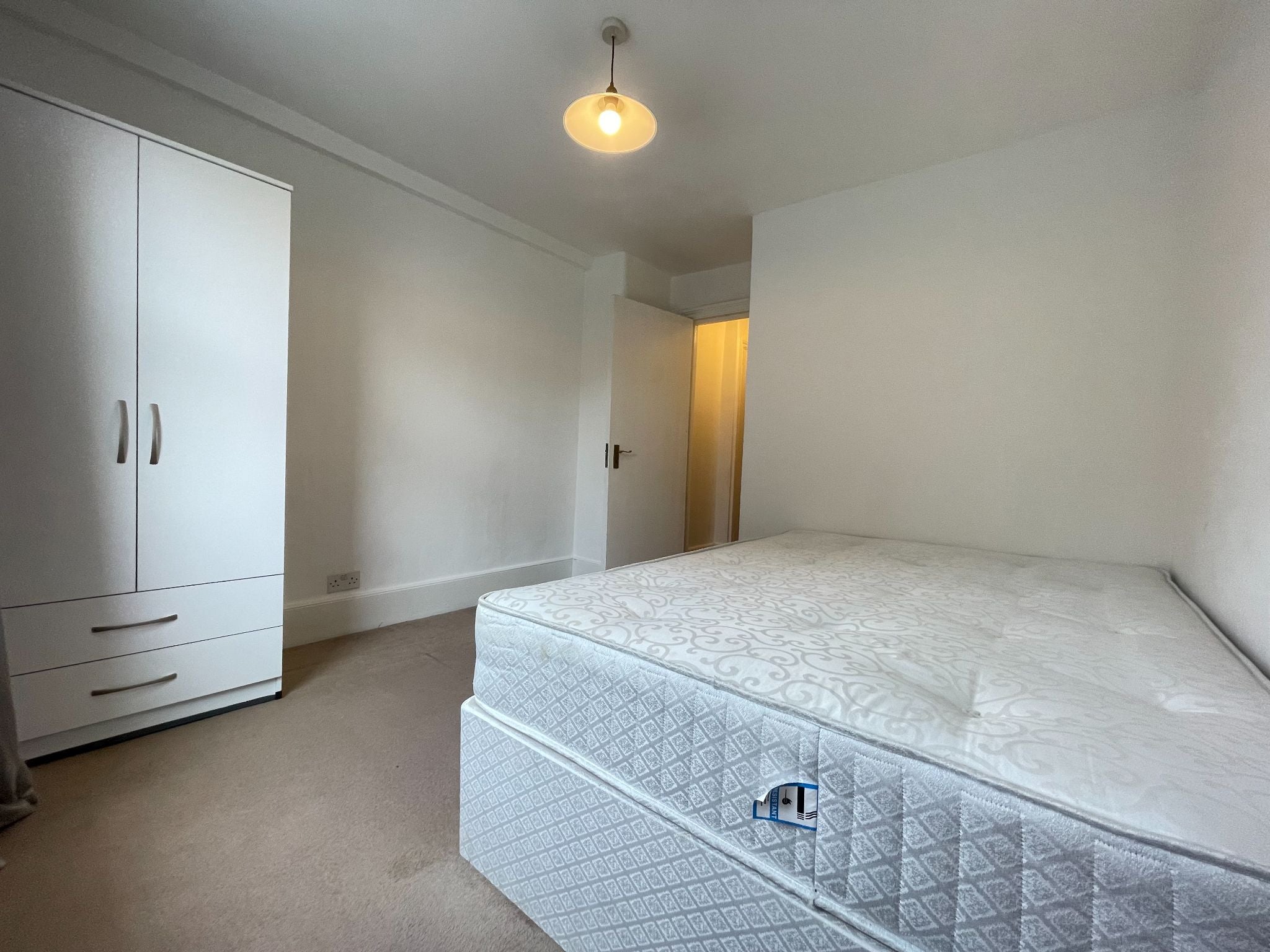 Flat Belton Road in Greater London