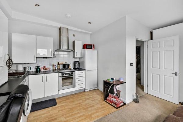Flat Clipper Way in London