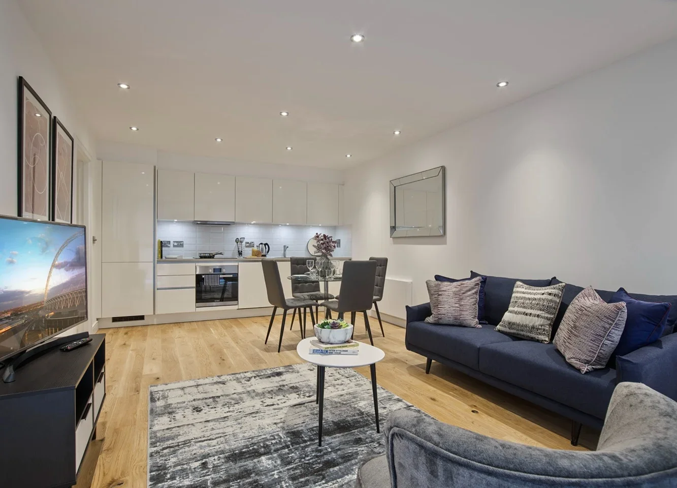 Flat Montrose Crescent in Greater London