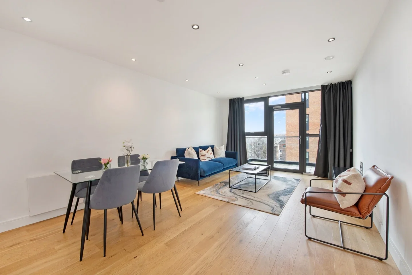 Flat Montrose Crescent in Greater London