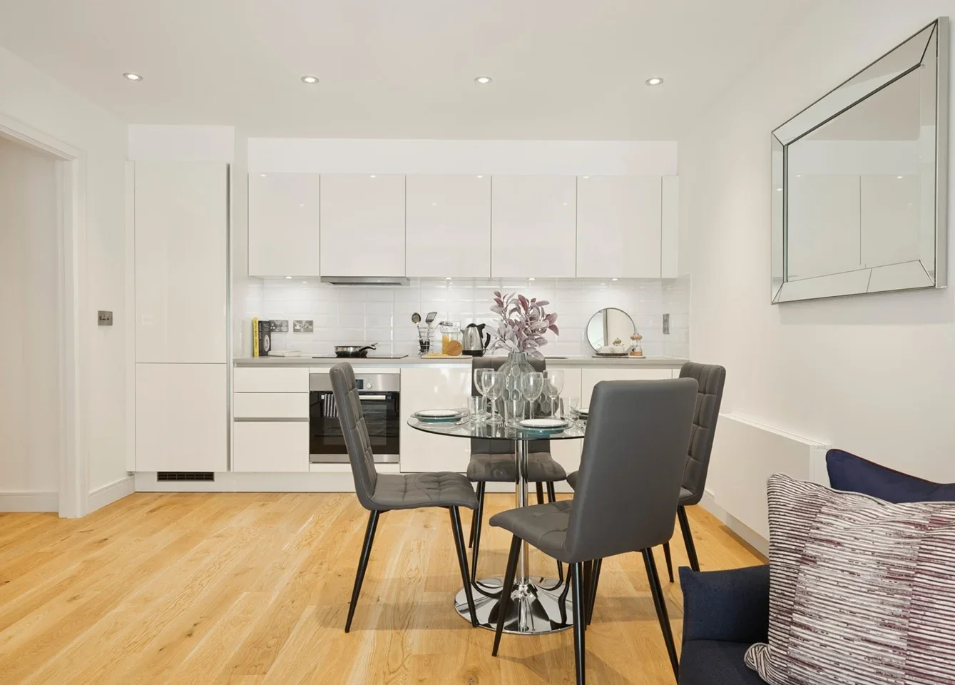 Flat Montrose Crescent in Greater London