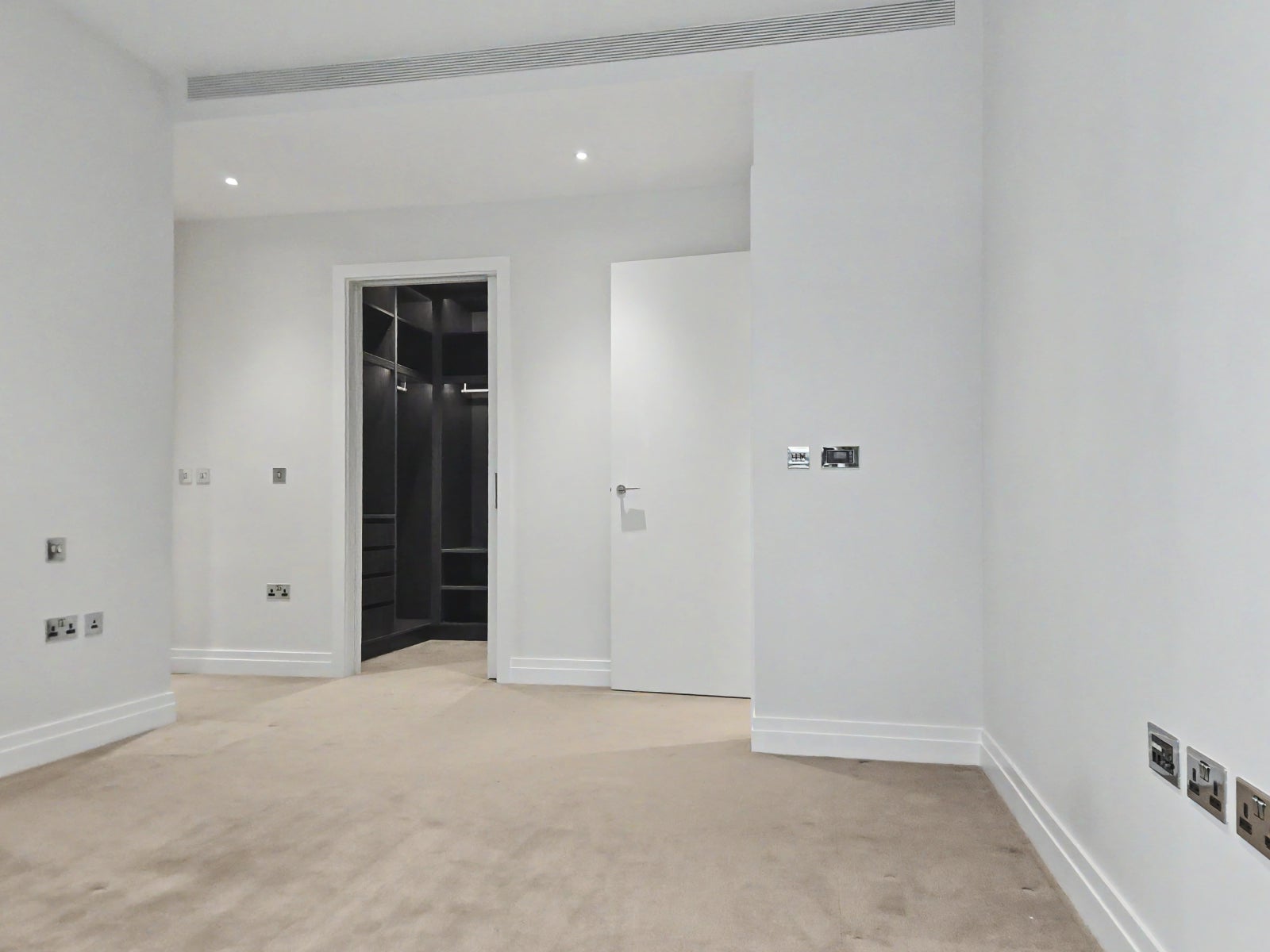 Flat Battersea Park Road in Greater London