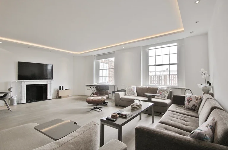 Flat Hammersmith Road in Greater London