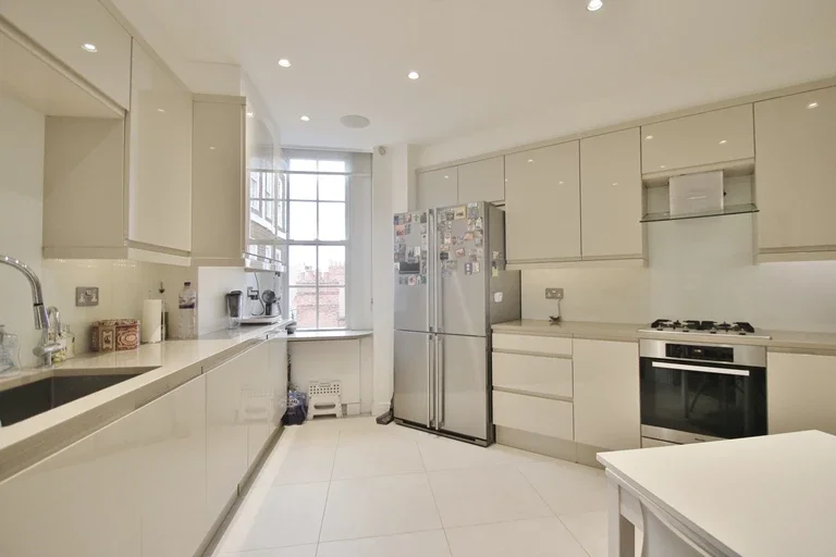 Flat Hammersmith Road in Greater London
