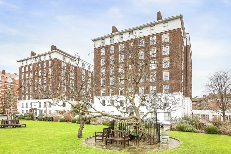 Flat Hammersmith Road in Greater London
