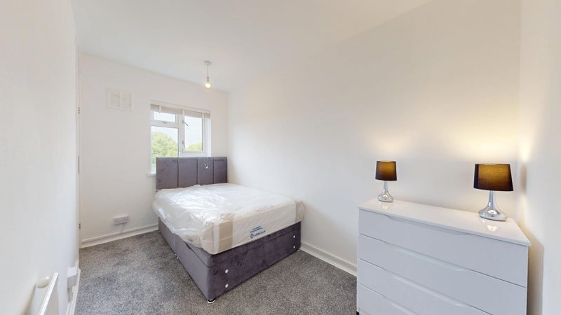 Room Edensor Gardens in Greater London
