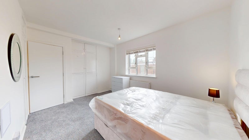 Room Edensor Gardens in Greater London