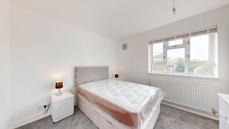 Room Edensor Gardens in Greater London