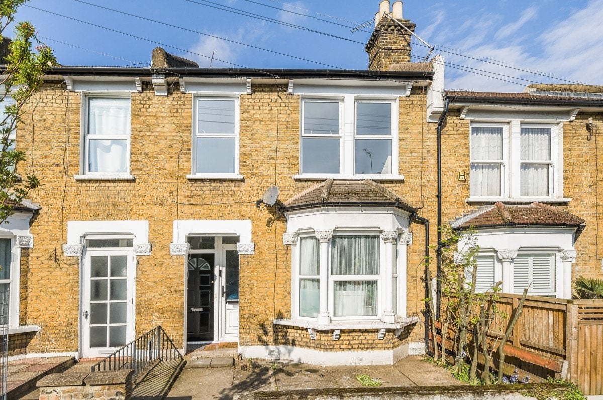 Flat Gurdon Road in Greater London