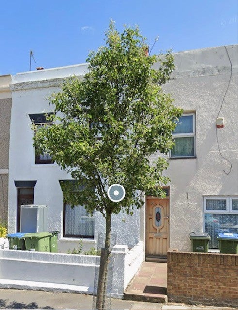 Flat Sandy Hill Road in Greater London