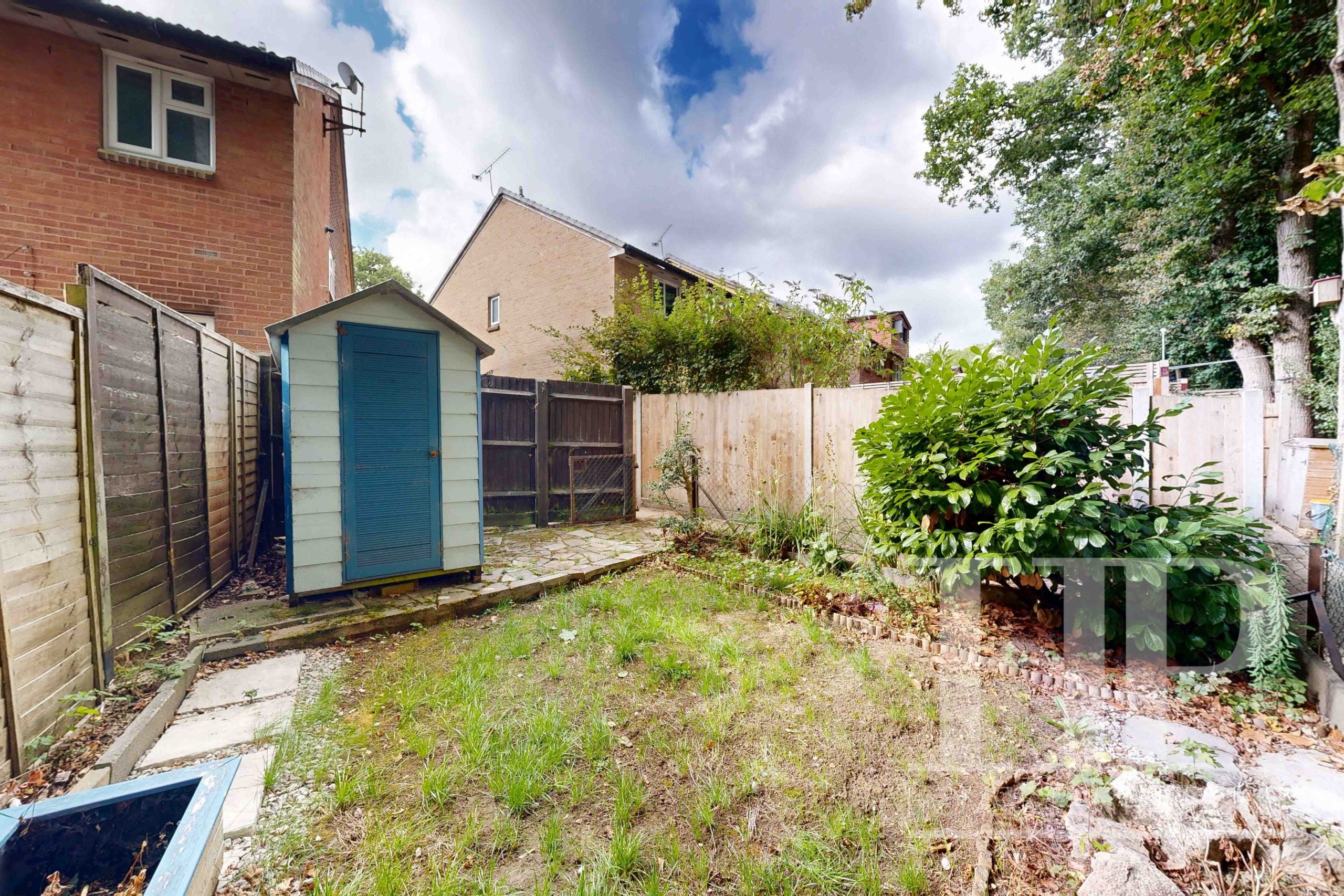 Flat Hoylake Close in Crawley