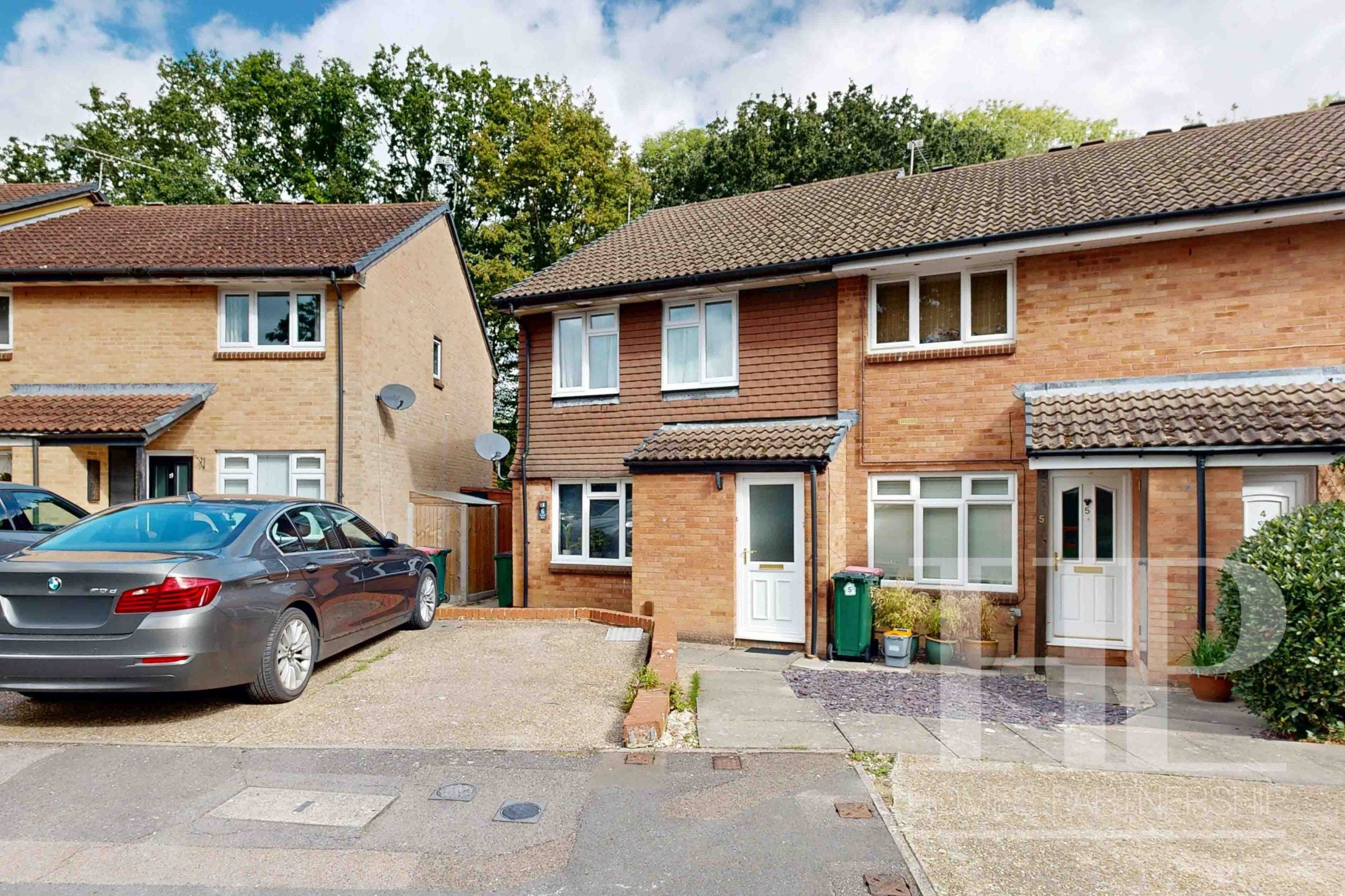Flat Hoylake Close in Crawley