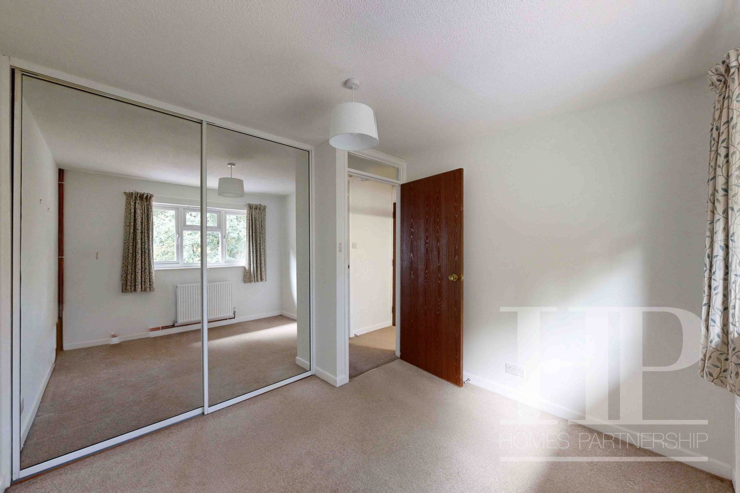 Flat Hoylake Close in Crawley