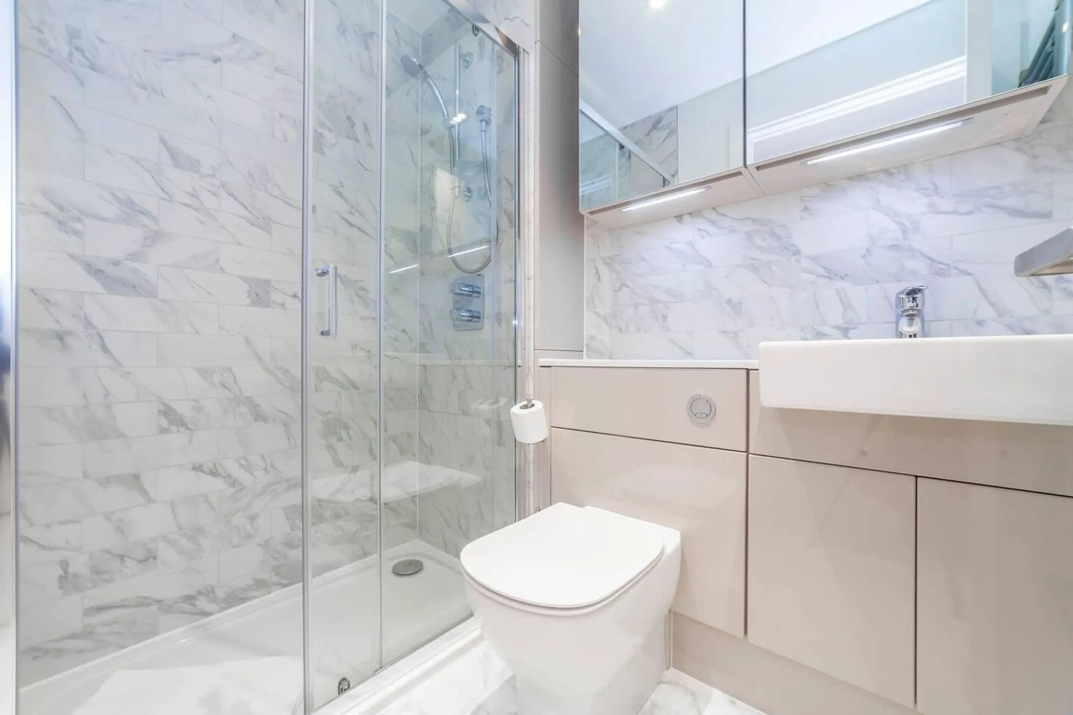 Flat Sayer Street in Greater London