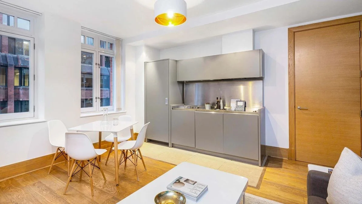 Flat Leman Street in Greater London