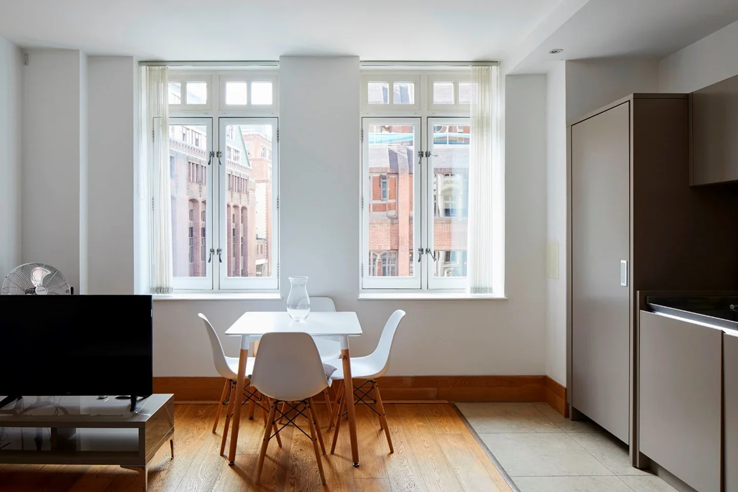 Flat Leman Street in Greater London