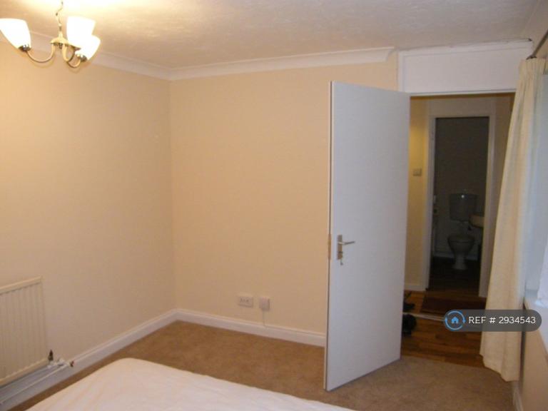 Room Brookhouse Road in Rushmoor