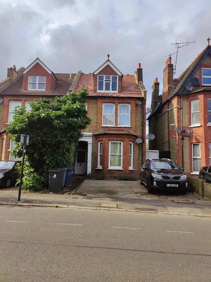 Flat Warwick Road in Greater London