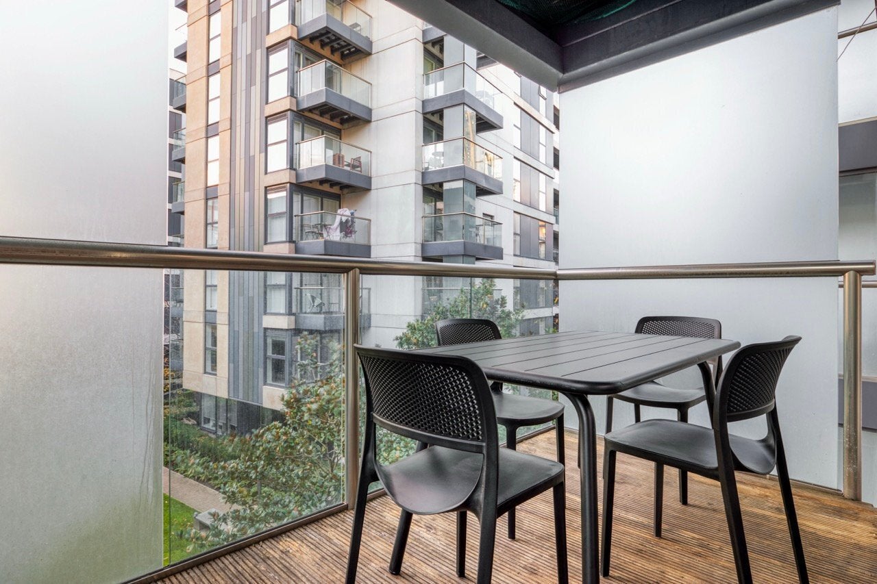 Flat Lever Street in Greater London