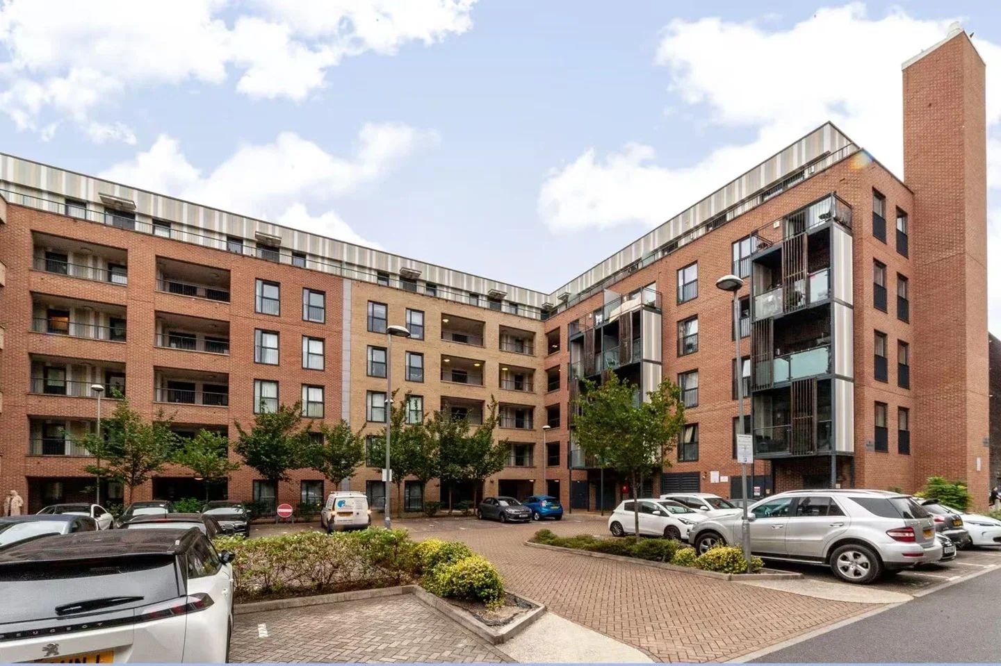 Flat Union Road in Greater London