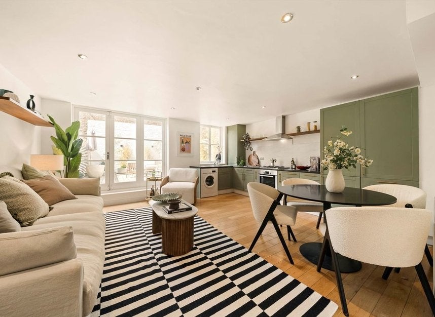 Flat Portobello Road in Greater London