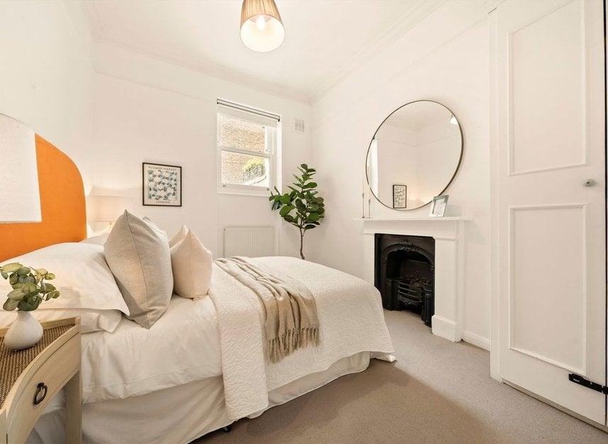 Flat Portobello Road in Greater London