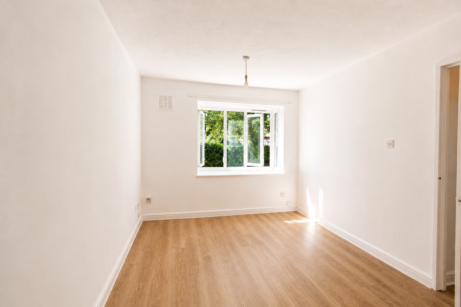 Flat Keswick Court in Greater London