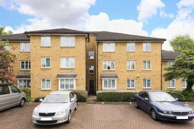 Flat Keswick Court in Greater London