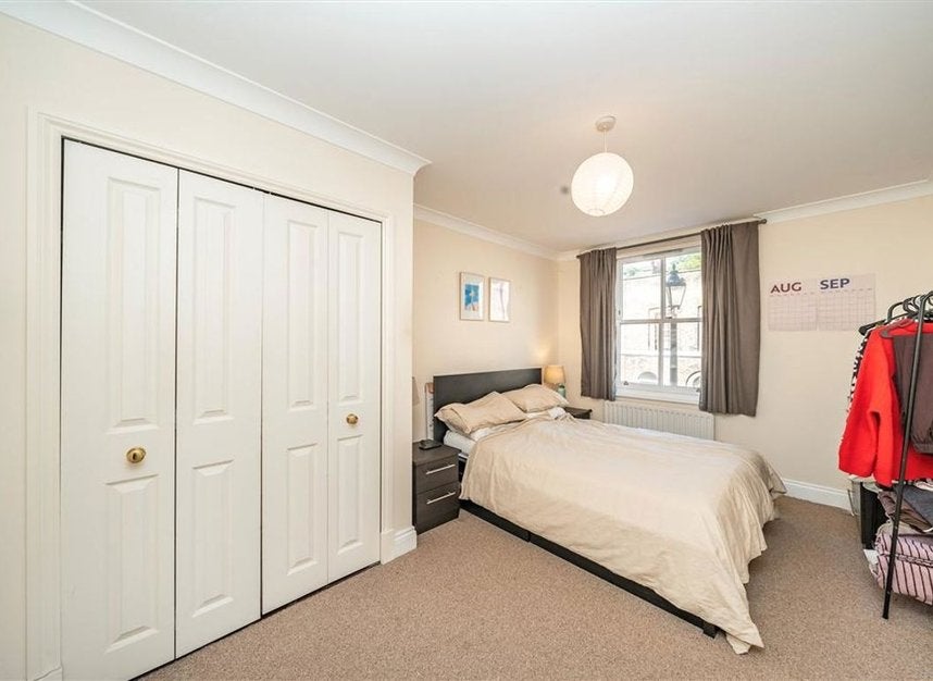 Flat Falmouth Road in Greater London
