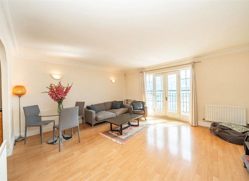 Flat Falmouth Road in Greater London