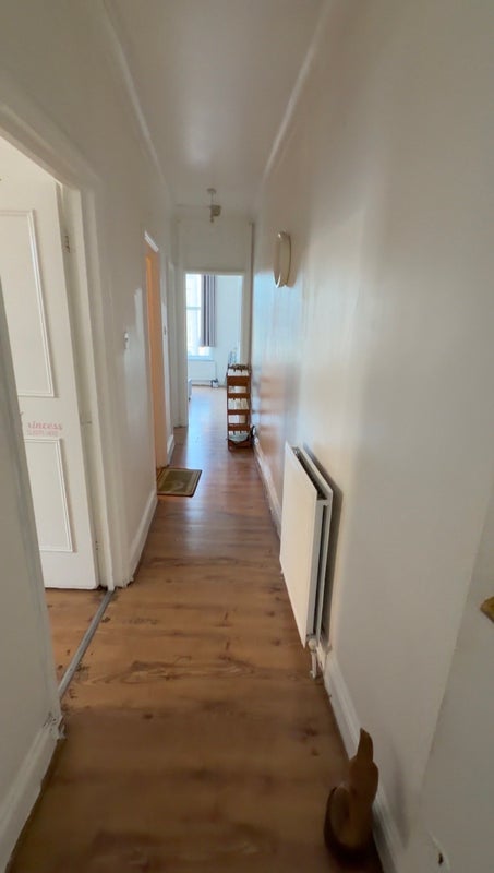 Flat Regal Row in Greater London
