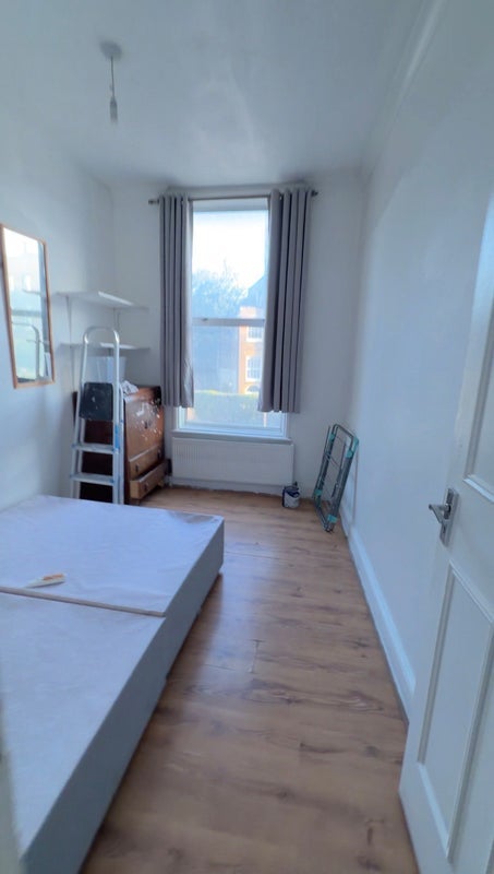 Flat Regal Row in Greater London