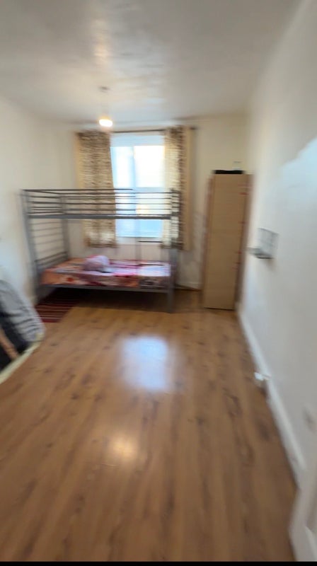 Flat Regal Row in Greater London