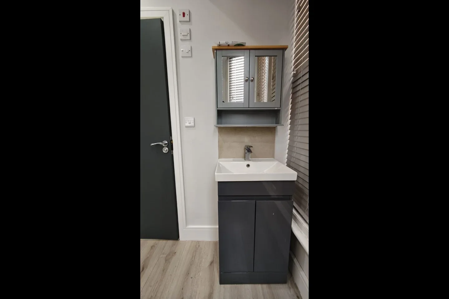 Flat Hanworth Road in Greater London