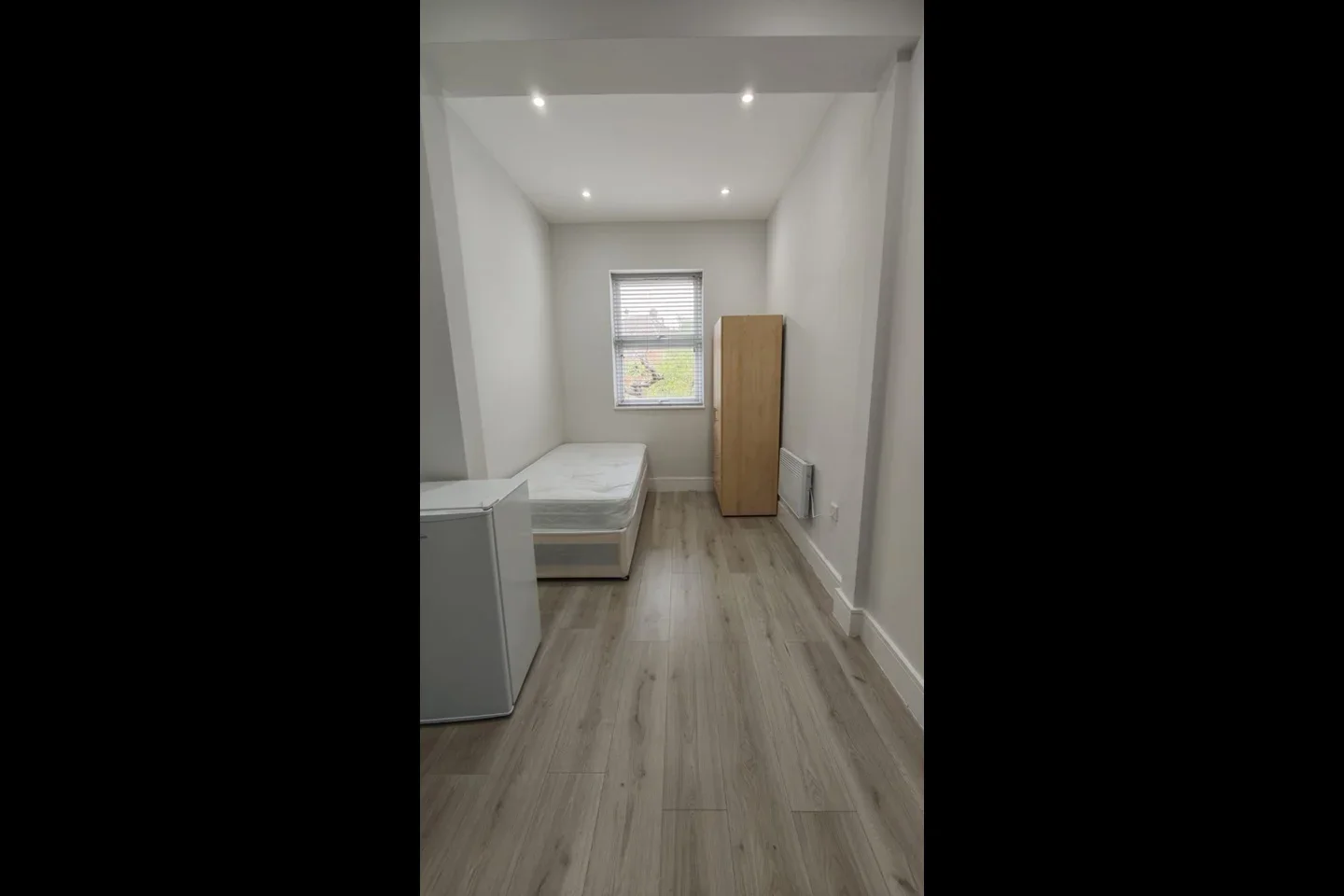 Flat Hanworth Road in Greater London