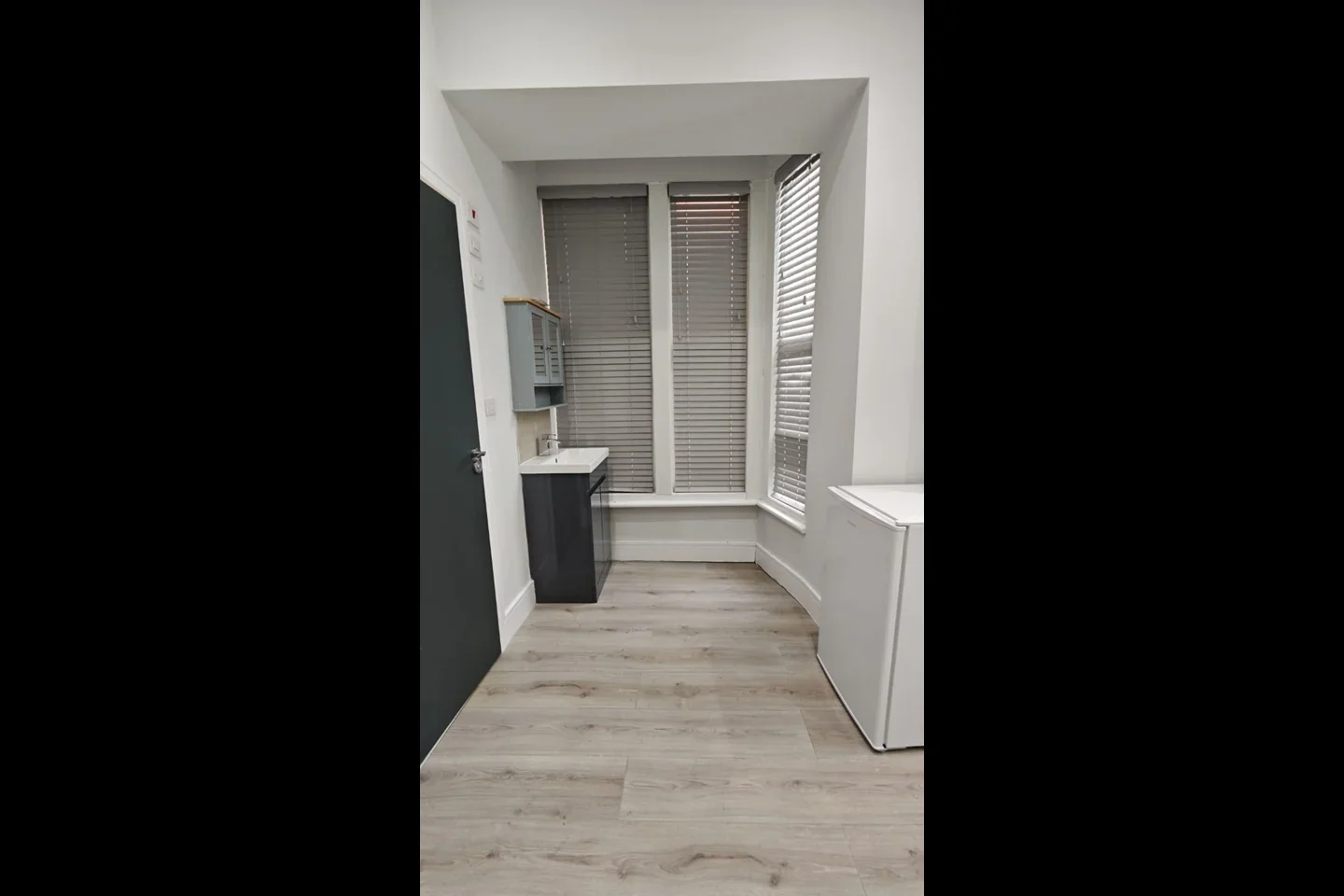 Flat Hanworth Road in Greater London