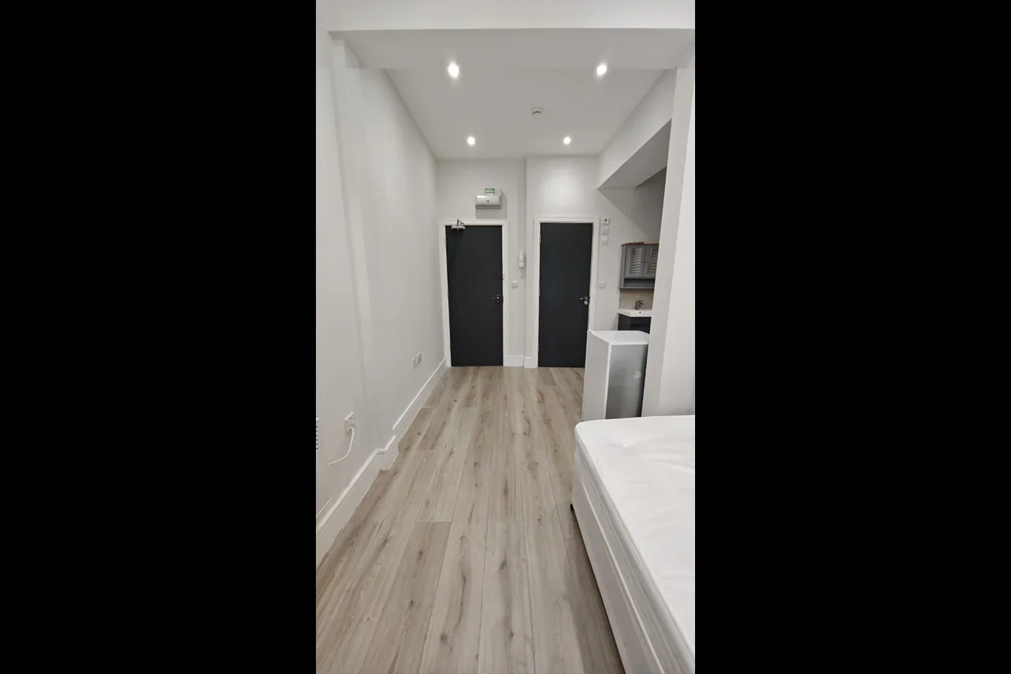 Flat Hanworth Road in Greater London