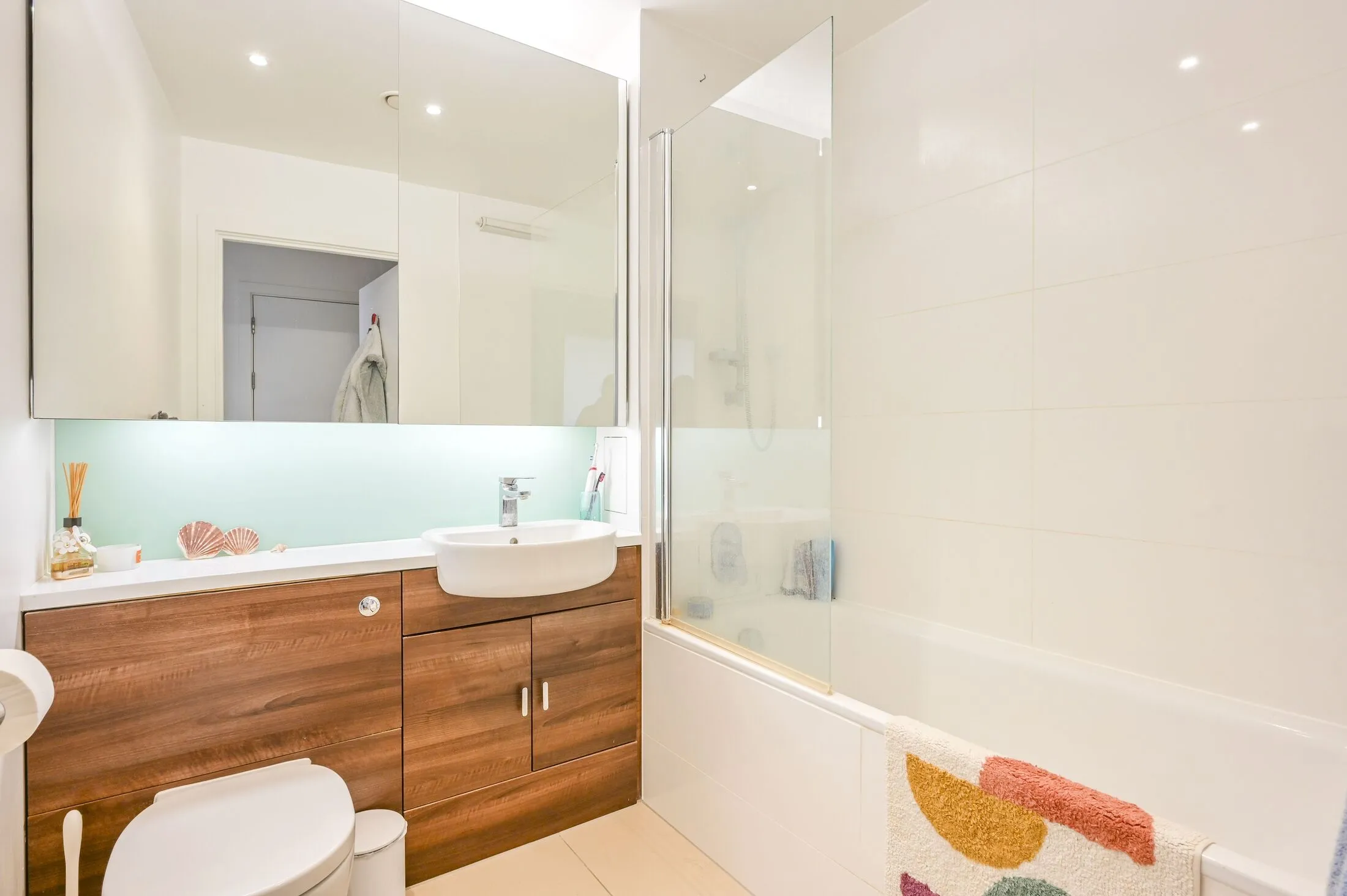 Flat Shandy Street in Greater London