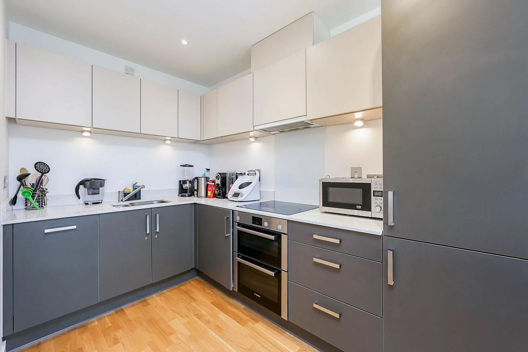 Flat Shandy Street in Greater London