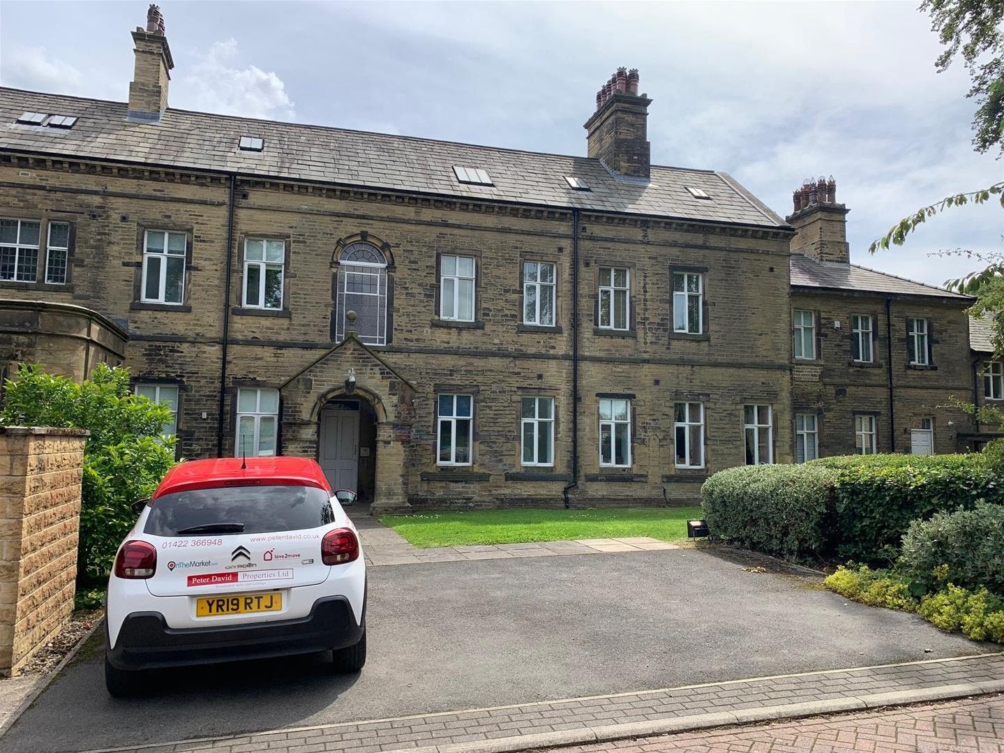 Flat Sinderhill Court in Calderdale