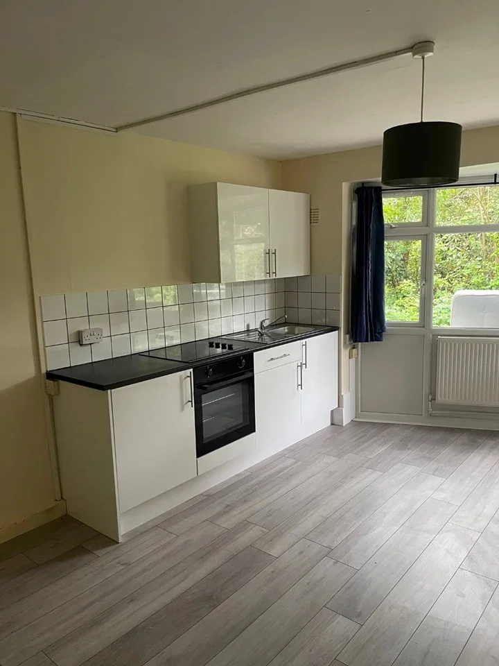 Room Heathside Park Road in Woking
