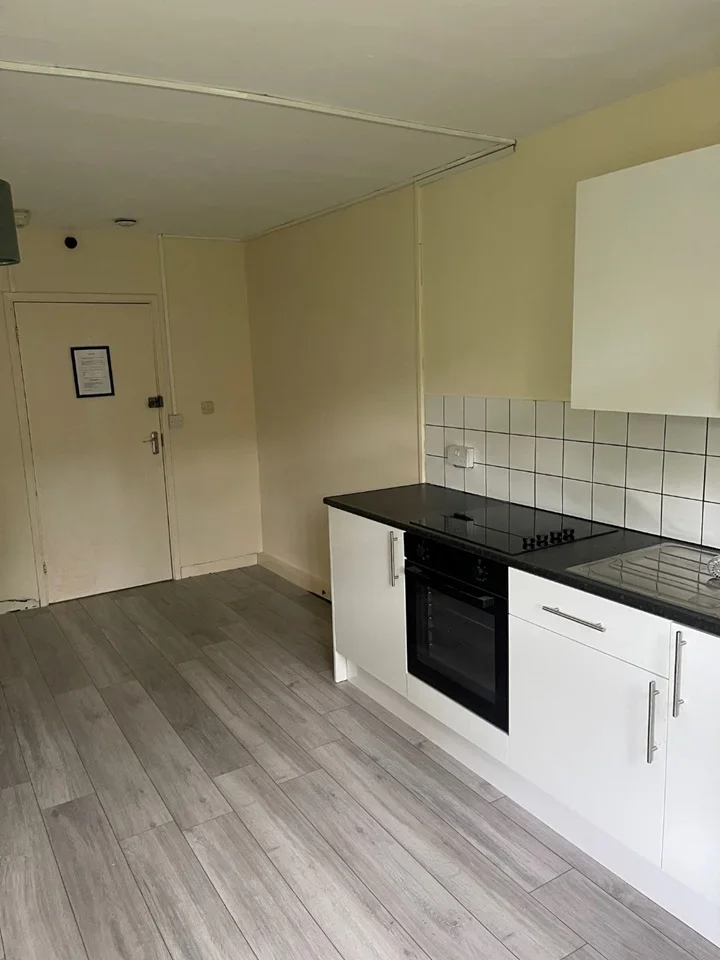 Room Heathside Park Road in Woking