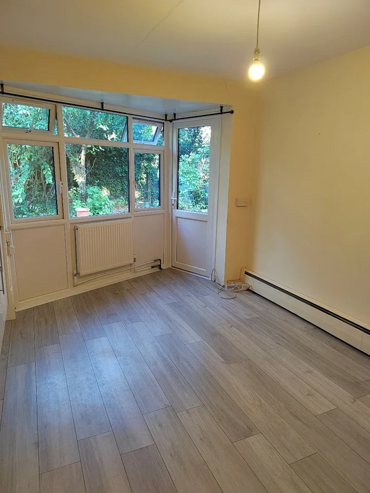 Room Heathside Park Road in Woking