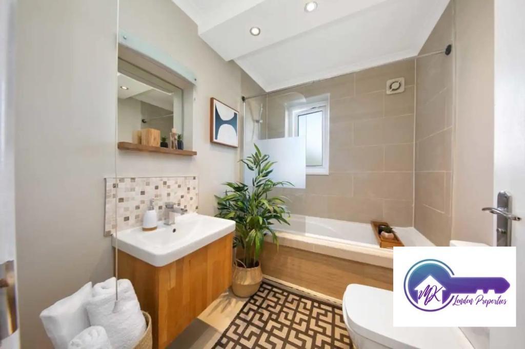 Flat Oliver Road in Greater London